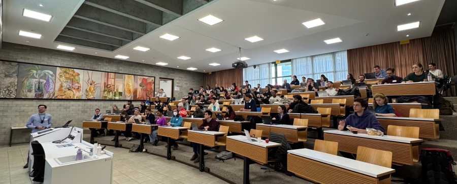 Enlarged view: meeting room for conference full of people