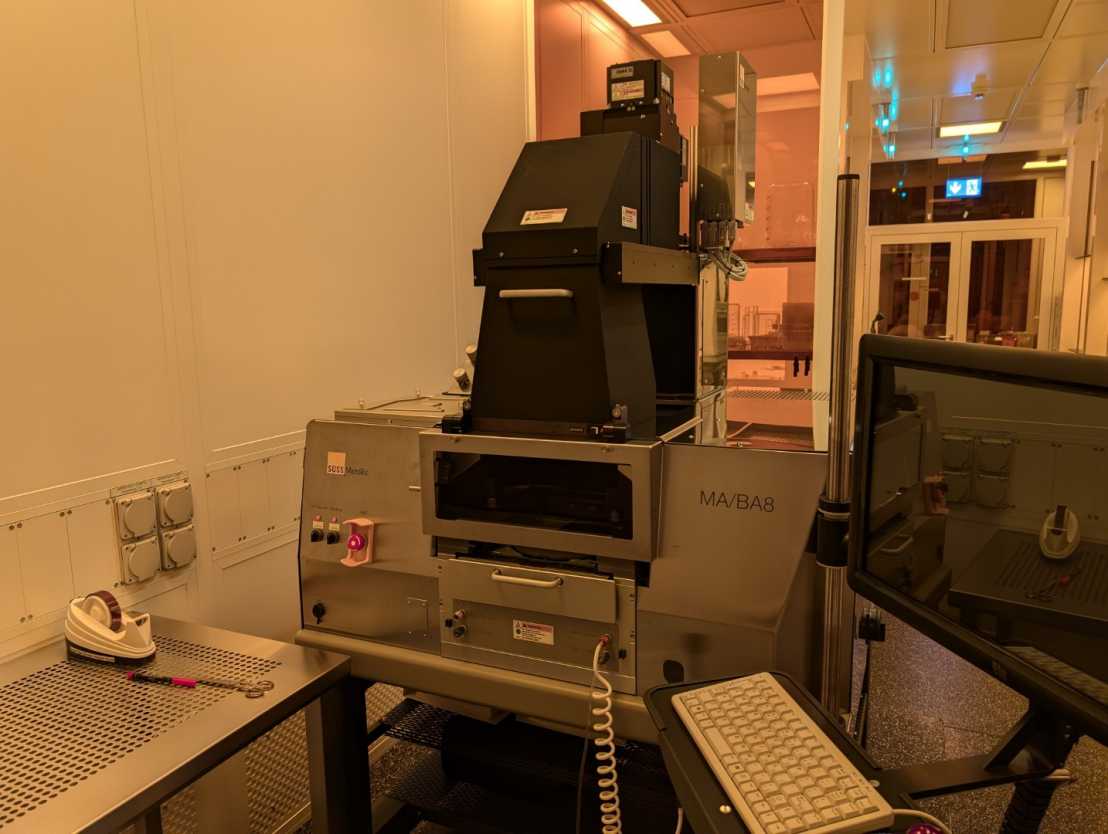 Enlarged view: Photograph of a Suss Ma8 Mask Aligner