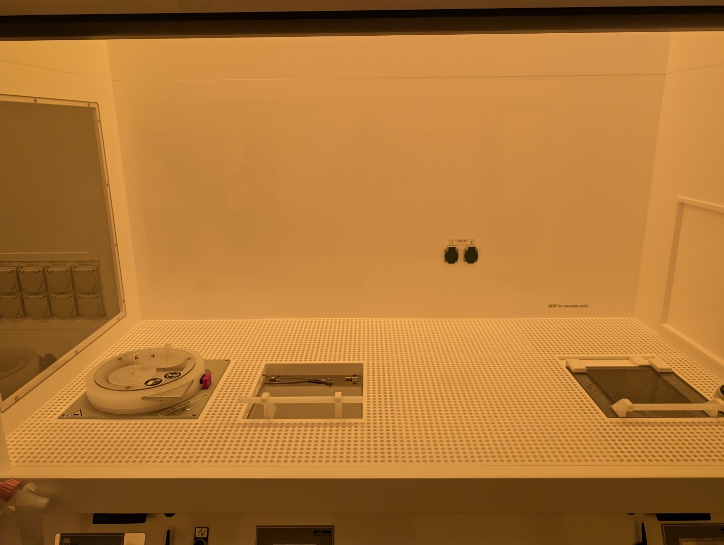 Photo of Cleanroom wet bench with Spin coater, QDR and Ultrasound