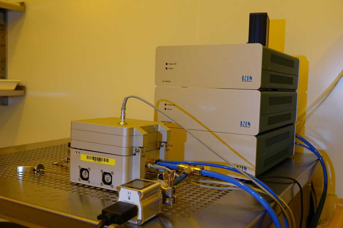 Enlarged view: Photograph of a Nanoimprint tool on a metal table in a cleanroom