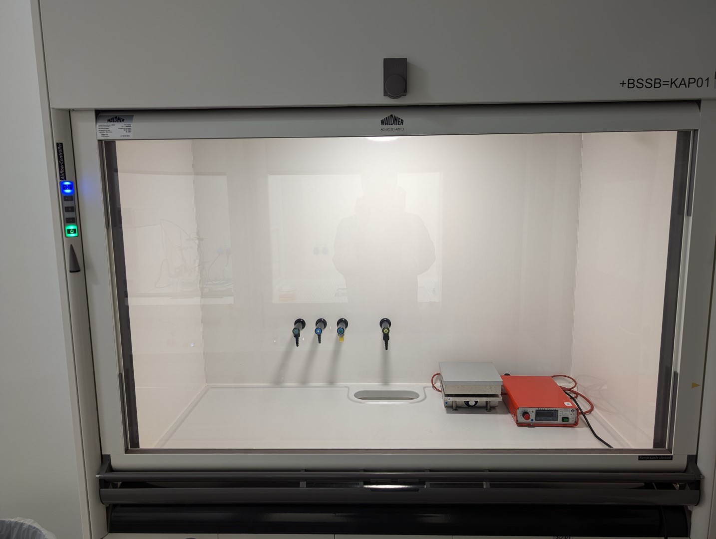 Enlarged view: Photo of ceramic coated Wet bench with closed front glass screen