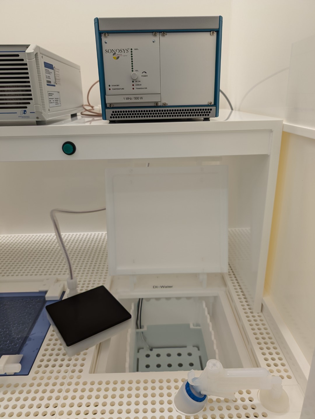 Enlarged view: photograph of a wet bench equipped with a device for megasonic cleaning