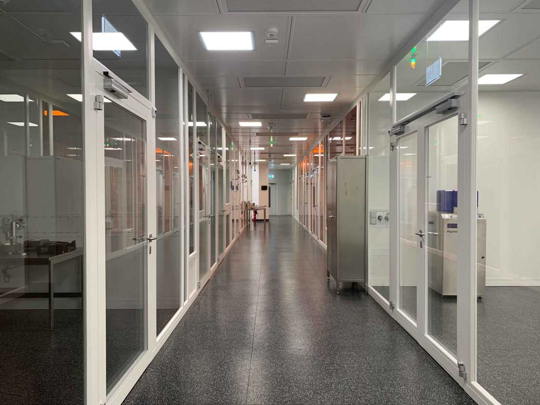 Enlarged view: Corridor between the cleanroom labs