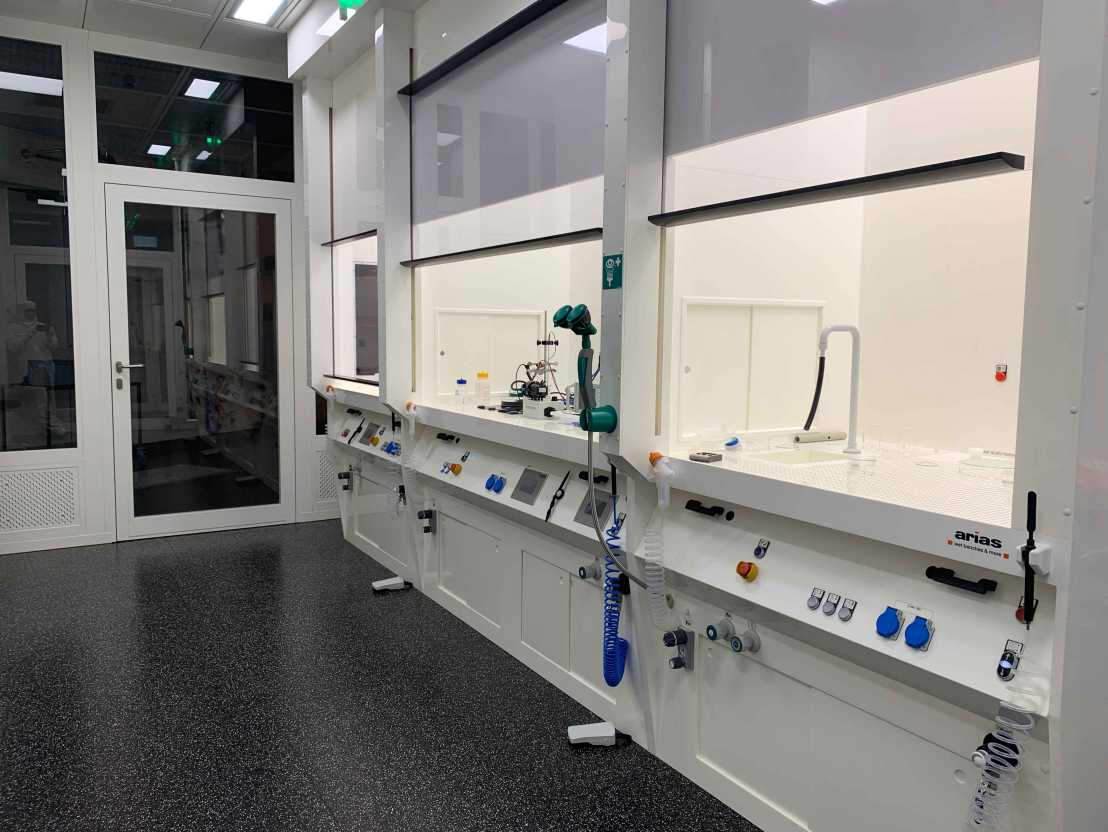 Enlarged view: Wet chem lab cleanroom