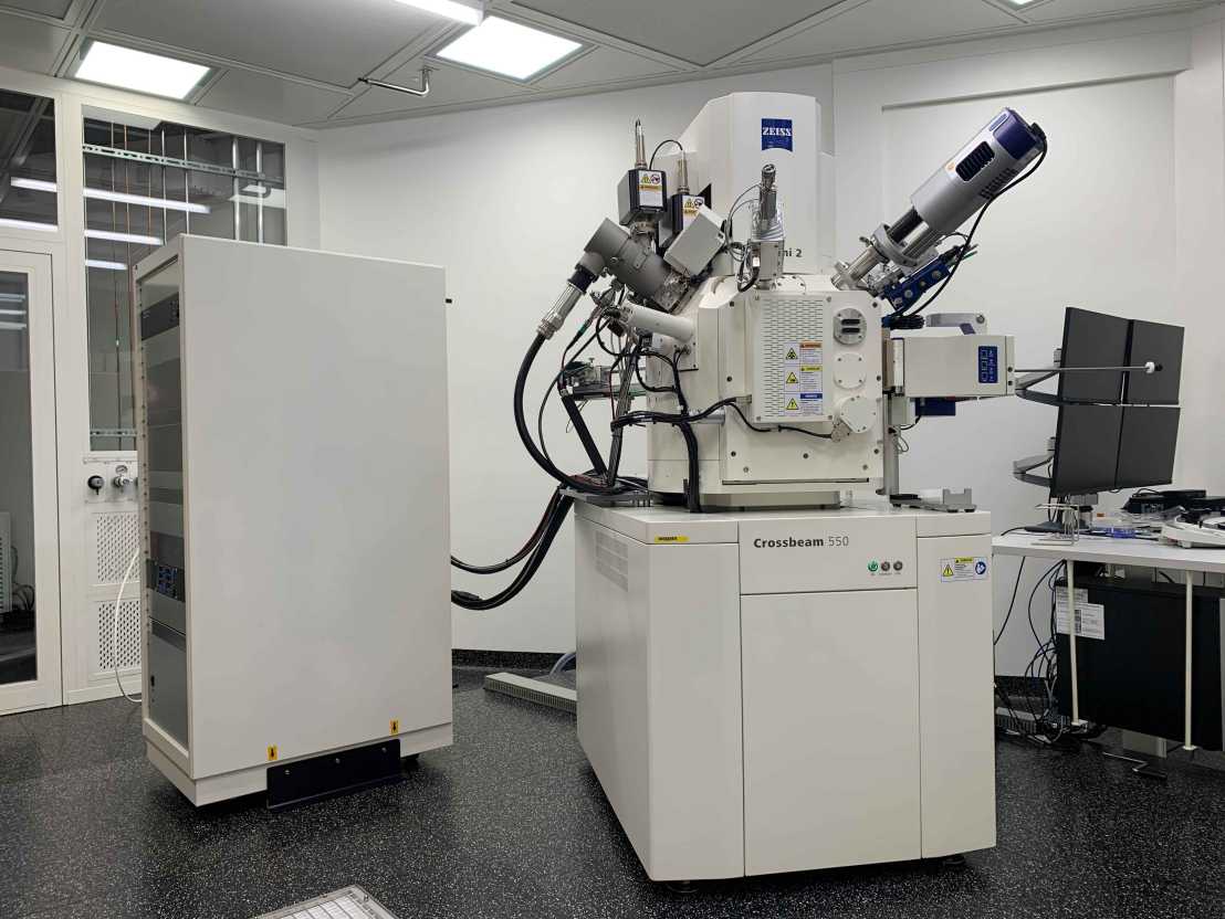 Enlarged view: SEM in the cleanroom