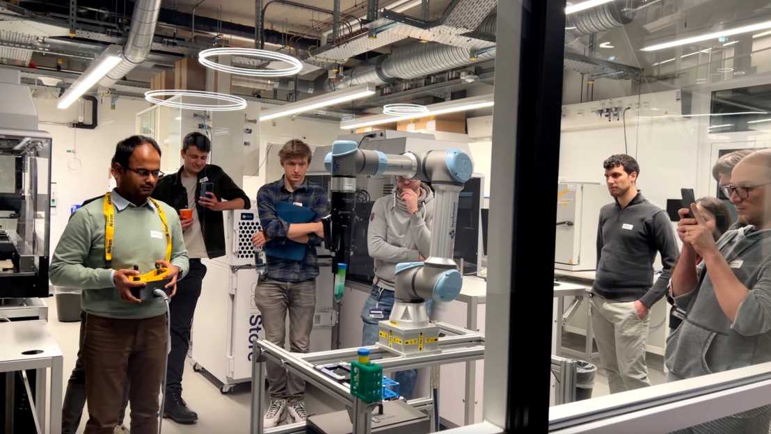 Enlarged view: Employees in the lab automation facility during the BSSE Retreat 2023