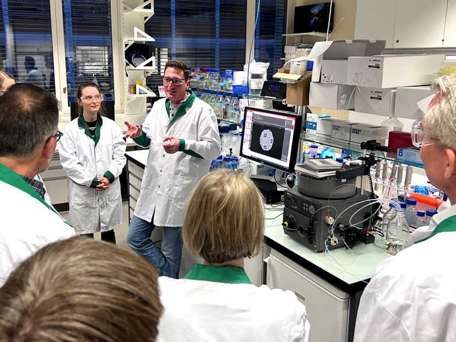 Enlarged view: Lab-scene