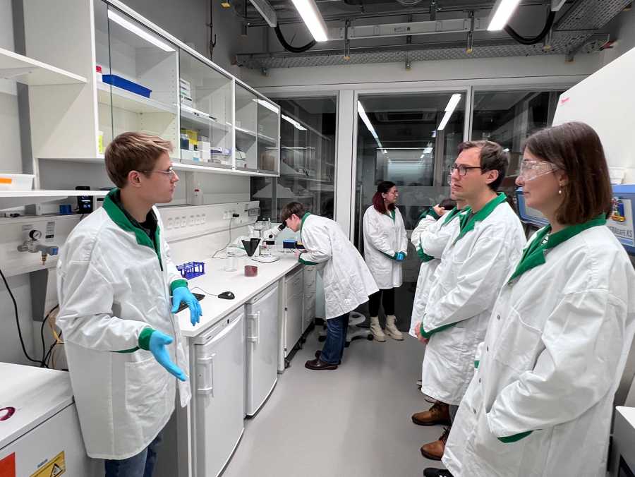 Enlarged view: public tour group at one of the labs
