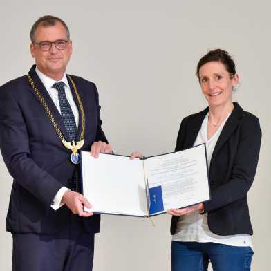 Tanja Stadler receiving the Leopoldina membership certificate