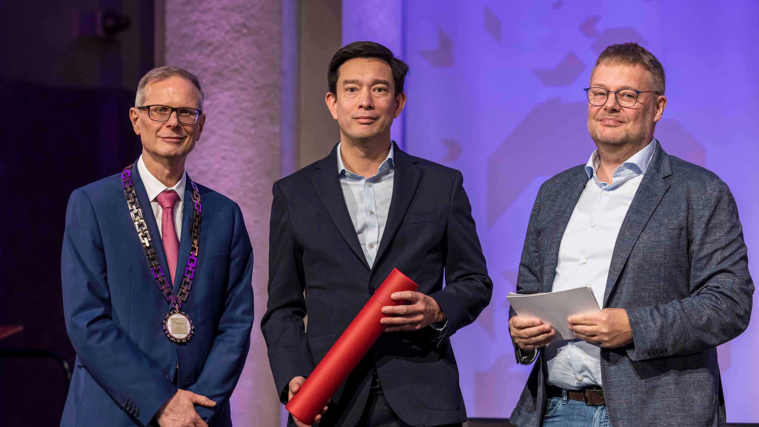 Jason Chin, University of Cambridge, UK, with Sven Panke and Günther Dissertori, Rector of ETH Zurich