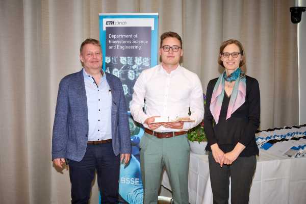 Enlarged view: Benedikt Jäger, ETH Medal Awardee. Next to him: Sven Panke, Head of the D-BSSE, and Petra Dittrich, Director of Studies