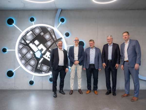 Group photo, from left to right: Prof Hengartner, President ETH Board; Prof Müller, D-BSSE; Prof Panke, Head of D-BSSE; Dr Schwan, President Board Roche; Prof Wolfrum, VP ETH Zurich