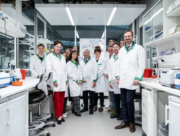 Group picture during the public tour to the educational lab for biotechnoloy students