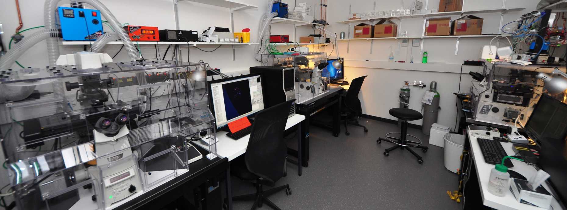 Enlarged view: Microscopy room with life cell imaging workstations